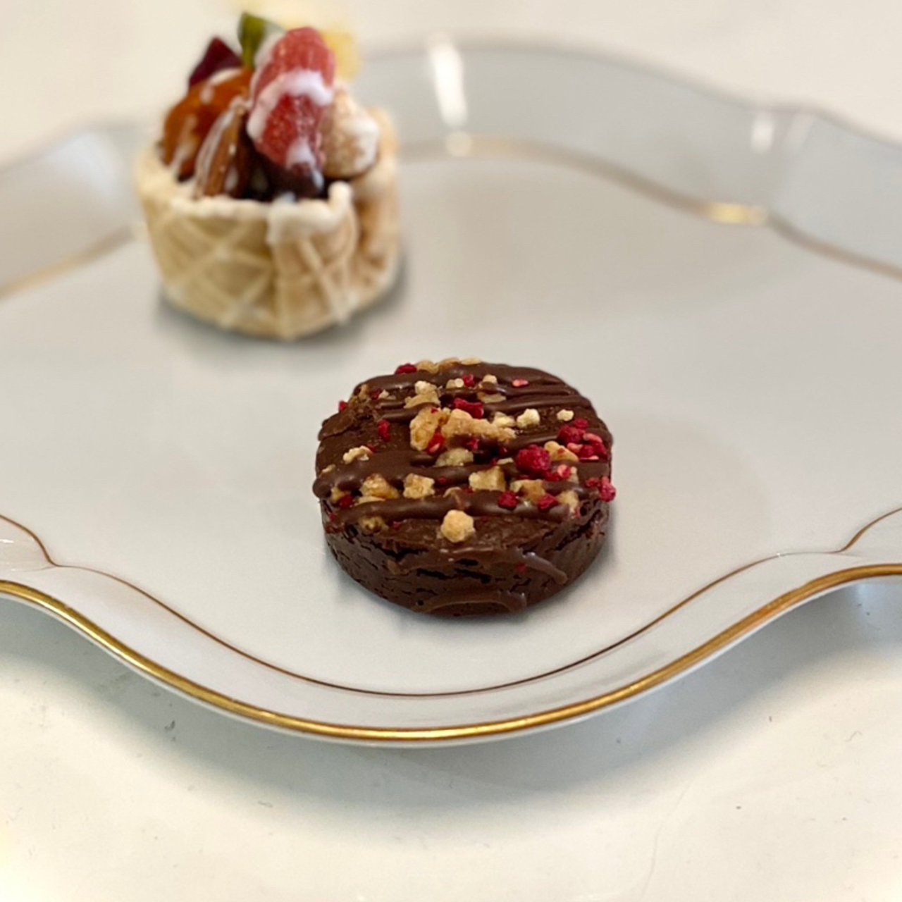 ベルアメールの『ショコラモンブラン』🍫🌰 ビターチョコとマロンの組み合わせは、チョコレート専門店ならでは。 土台のサブレショコラの食感も良く、 チョコレート好きの方にオススメしたいモンブランです🥰ベルアメールショコラモンブランチョコモンブランマロン