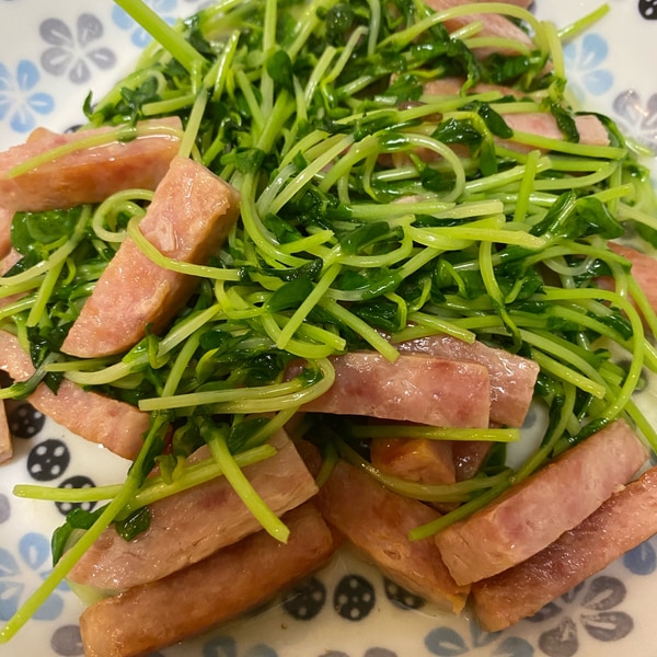 豆苗と竹輪の梅ポン酢和えの作り方材料豆苗：1パック ちくわ：1本 梅干し：1個 ポン酢：大さじ1 鶏がらスープの素：小さじ1 3粉鰹：大さじ1 2 ごま油：大さじ1 煎り胡麻：大さじ1作り方1. 豆苗は、食べやすい長さに切る。 2.ちくわは、トースターなどで一度香ばしく焼き、食べやすい厚さに斜め切りにする。 3. 梅干しは種を取り、包丁でペースト状にする。 4.