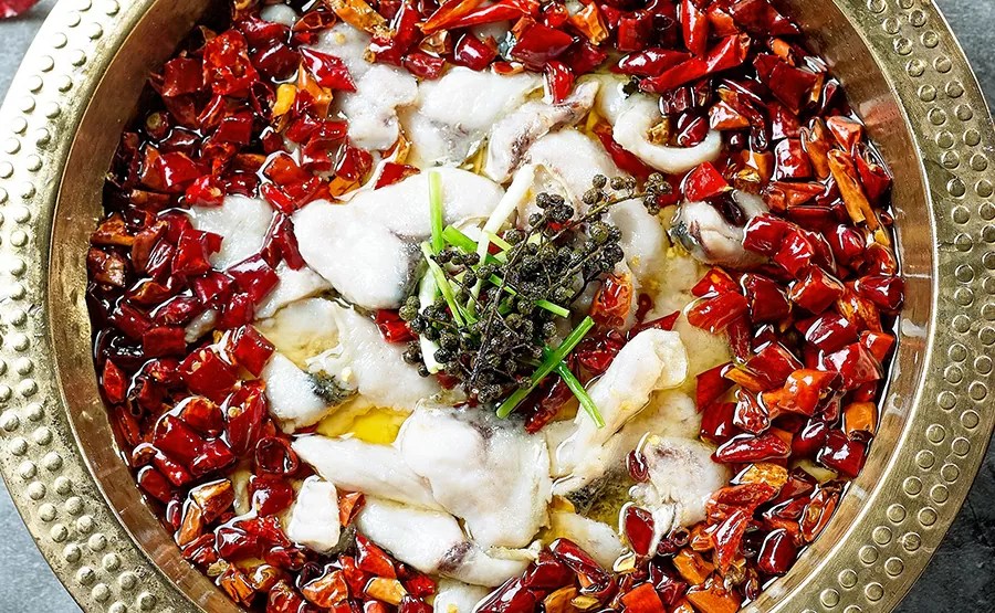 水煮魚 スェイツーユィ をご存じですか？麻婆豆腐と双璧をなす中国四川料理、辛い揚げ魚の料理。白身魚と野菜の激辛煮込みを食べてきました🔥個人的には辛さはメニュー名ほどではなかったです。辛くて美味しい。特に油が嫌いじゃない人へおすすめです。揚げた白身魚を