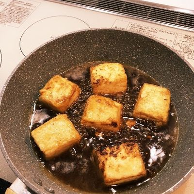 🆕 RECIPEフライパンでかんたん揚げ出し豆腐 🥢 調理時間：15分 日持ち：冷蔵3日 冷凍不可中ふわふわ。ジュワーッと口に広がる和風だしが最高です。フライパンで手軽に揚げ焼きで作れます。和風だしも、調味料をレンジ加熱するだけでOK！ 食べるときに、お好みで
