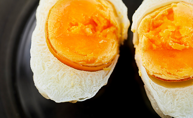 ゆで卵は冷凍しても平気？理由や活用方法・賞味期限についても - macaroni