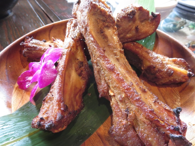 屋外バーベキューで目立とう骨付きスペアリブ