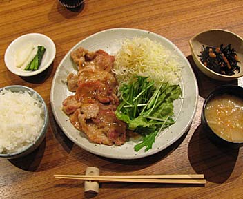 やみつき必至のピリ辛しょうが焼きで、ごはんがすすみまくる！上島亜紀さんの「韓国風しょうが焼き弁当」のレシピ暮らしとおしゃれの編集室