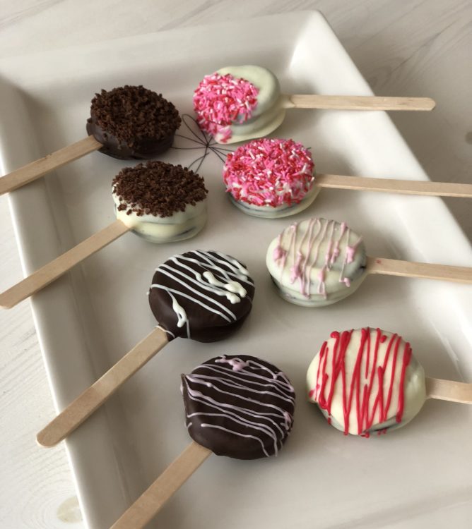 オシャレでかわいい！バレンタイン手作りチョコレートレシピ「ガナッシュ入りチョコポップ」を作ってみよう！ - KURAWANKA お役立ちコラム