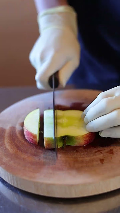 こんにちは。 皆さんのお近くのスーパーでも、色とりどりの青森りんごを見かける季節かと思います。 今日はりんごの切り方です😊以前もご紹介したことがありますが、改めてのご紹介✨✨野菜スティックやポテトフライ🍟のようにりんごをカットする食べ方です。 いつもは