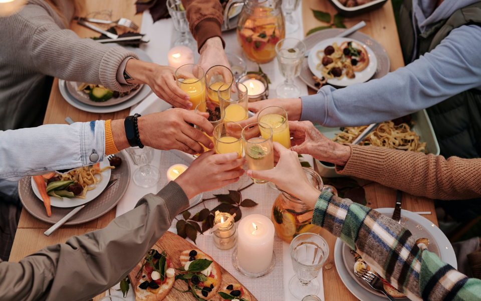 誕生日や記念日に！おうちで祝う、パーティー料理アイデアおうちでお誕生日や記念日をお祝いするとき、どんな料理にしようか悩んでしまう方も多いのでは？そこで、Instagramで見つけたセンス溢れるパーティー料理をご紹介🎉 メニューはもちろん、素敵なテーブル