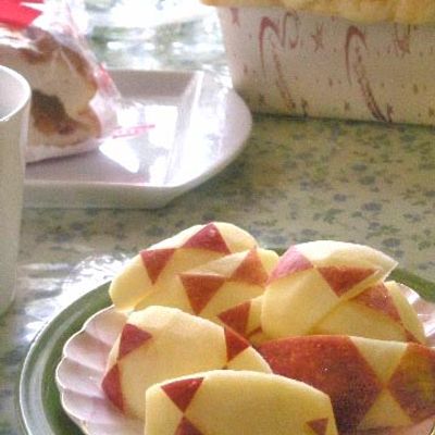 カットしたリンゴのイラストイラスト無料・かわいいテンプレート