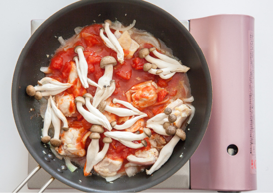 トマトピューレ、トマト缶の違いプロが解説。用途別の比較とレシピも - ソレドコ