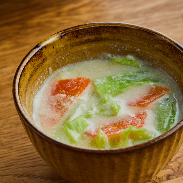 ほっとする優しい味♪ キャベツとにんじんの生姜中華スープ