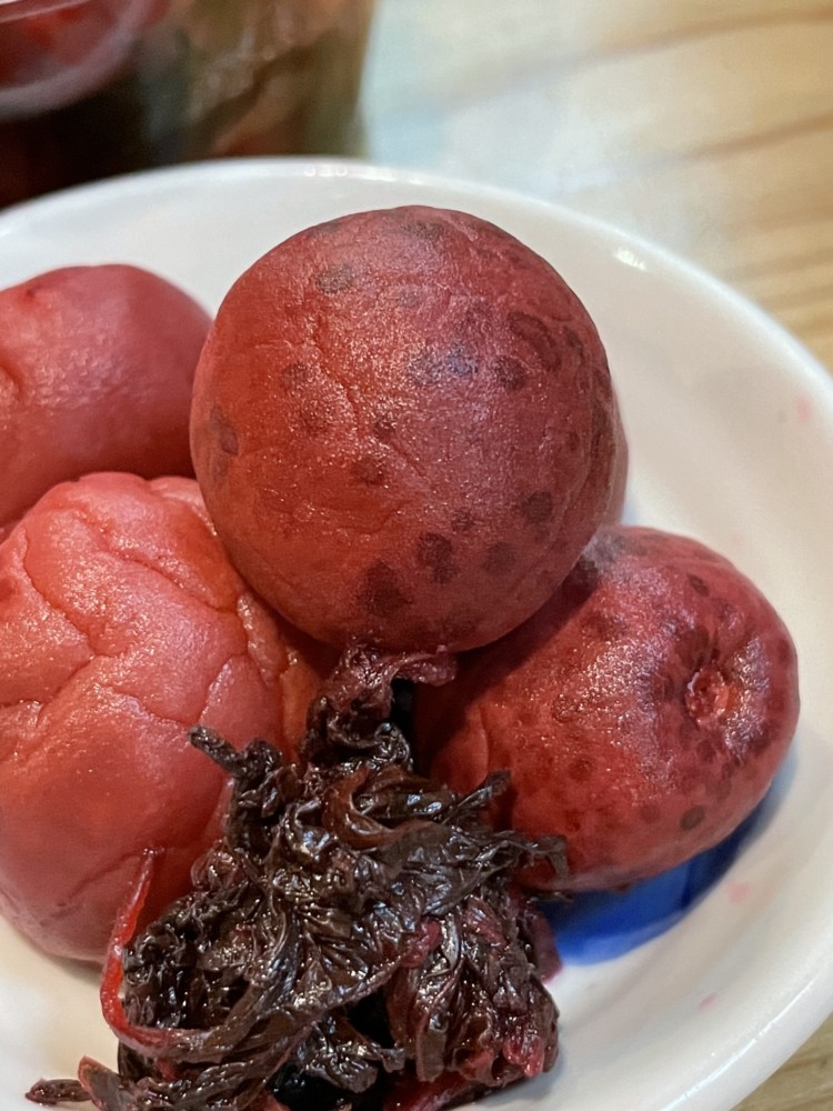 賞味期限は2018.3月までの梅干しなのですが - 食べようとしたら赤い- Yahoo!知恵袋