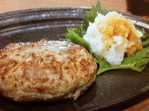 モランボン 公式＼ジャンで！おろし玉ねぎソースハンバーグ料理研究家Mizukiさんのジャンレシピ！ おろし＆みじん切りのW玉ねぎが、ジャンの味わいを引き立てます♪□材料 3人前A タネの材料 ・合挽き肉400g ・卵1個 ・牛乳大さじ3 ・パン粉