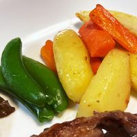 ビーフサイコロステーキ ツナコーンじゃがペンネと野菜のマリネ 食材宅配のヨシケイ 夕食ネット レシピ・メニュー・献立付き