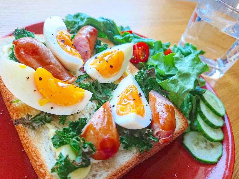とろとろ半熟卵がたまらない♪簡単カルボナーラトースト 朝ごはんに