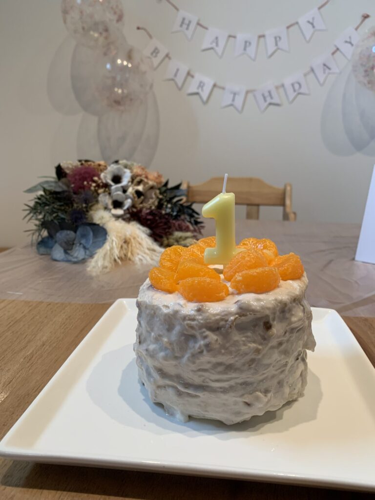 1歳お誕生日に！スマッシュケーキ小麦・卵・砂糖不使用 生地に加える牛乳を豆乳に、ギリシャヨーグルトを水切り豆乳ヨーグルトに変えれば乳不使用でも作れます🍰無印良品のシリコーンジャムスプーンを使うと、綺麗にヨーグルト塗りやすいです 初めてのお誕生日ケーキ