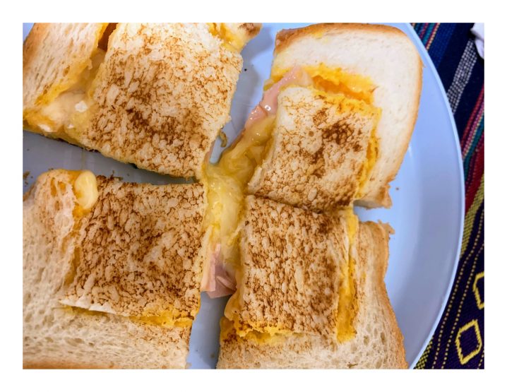 フライパンで簡単！カフェ気分 くり抜き卵トースト幸せのつくりかた