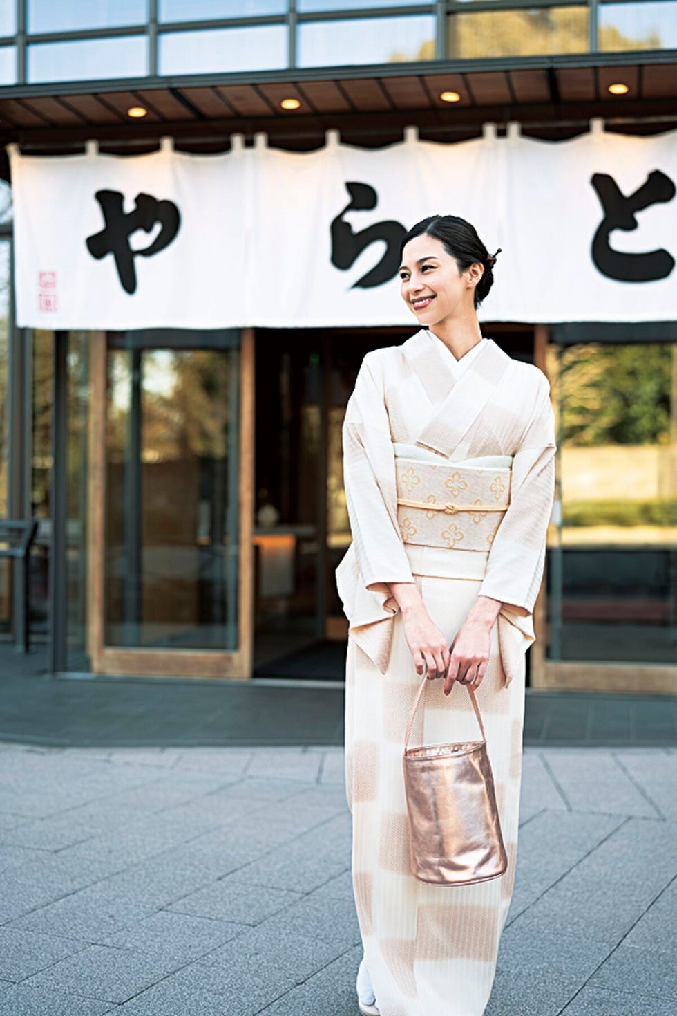 バゲットTOKYOグルメガイド有楽町駅から徒歩2分 『バンゲラズキッチン 銀座』 ゲストはカレー好きな女優 中条あやみさん！ 中条さんにオススメする、南インドの色鮮やかなカレーをご紹介🍛✨中条さんが出演する 「君と世界が終わる日に 特別編」 今週25日 金 よる9時