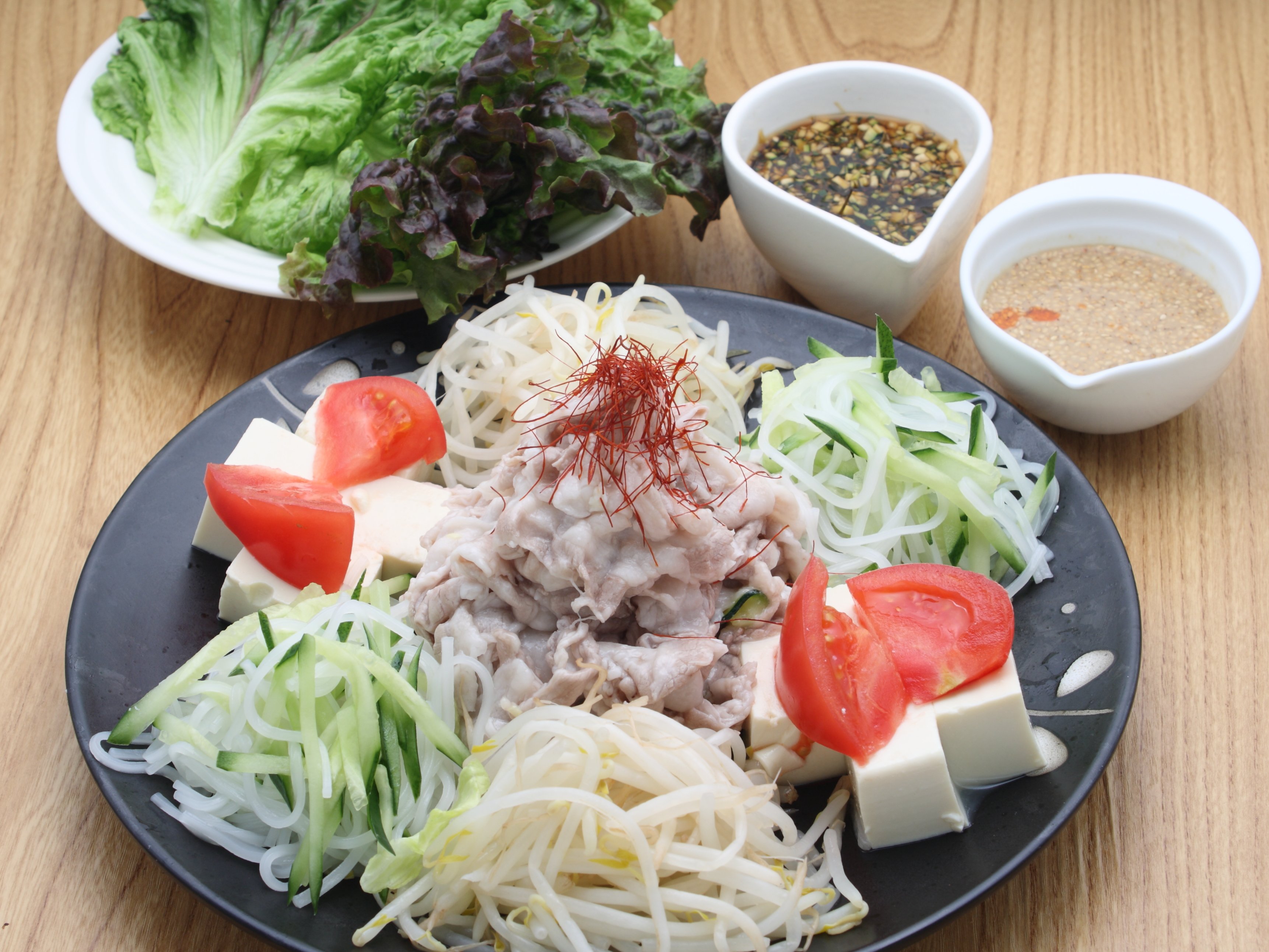 牛肉とレタスのしゃぶしゃぶサラダ仕立て