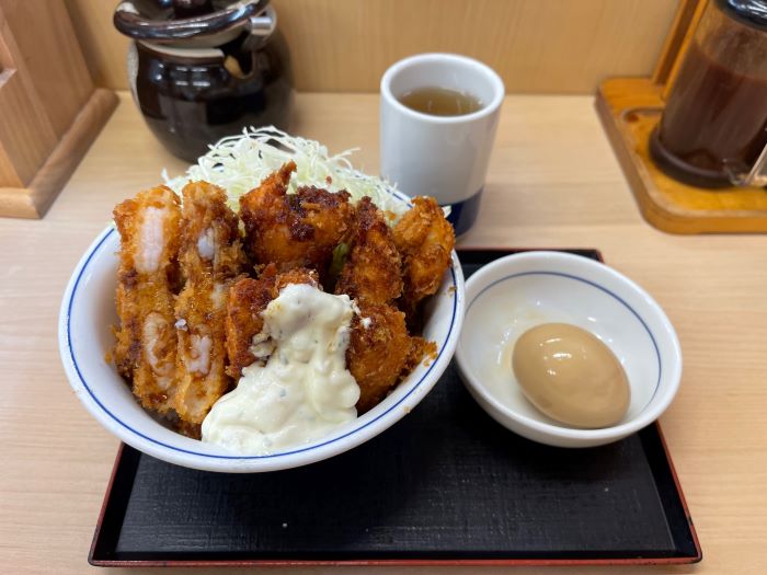 とんかつ専門店「かつや」の人気メニュー「海老フライ丼」が復活。4 24より期間限定販売開始