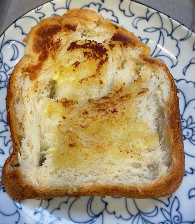 ワンパンでピザトースト , 材料をフライパンにぶちこんで食パンかぶせるだけでパッと作れる即席ピザトーストを投下！,手間をかけたくないけどしっかりおいしいものを食べたいときにめっちゃおすすめなのでぜひ！,材料 , 食パン1枚, ケチャップ大さじ2,マヨ大さじ1, おろしにんにく2cm, ソーセージ好きなだけ, とろけるチーズたっぷり, たまご1つ, ※パセリ,