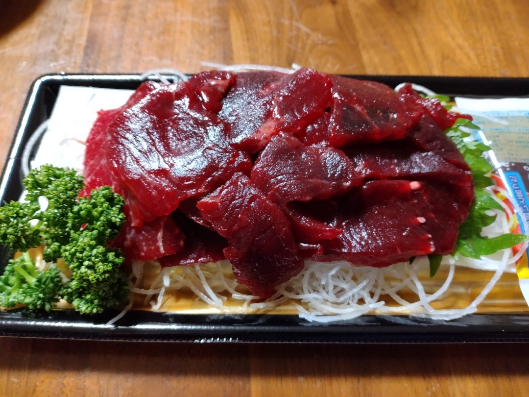 この日は「イッコースペシャルコース」。 ニタリクジラの刺身やジャーキー、竜田揚げのほかに地球上で2番目に大きい生物「ナガスクジラ」を使ったクジラベーコン、鍋をいただいた。 鍋にはさらにニタリクジラのしゃぶしゃぶ、クジラの手羽で炊き込みご飯を作り、自然薯