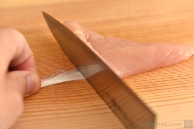 ささみの筋の取り方 - 肉の下ごしらえ 料理の基礎レシピサイトNadia