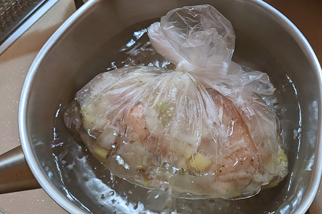 しっとり柔らか！鶏胸肉の茹で鶏ネギ塩ダレ