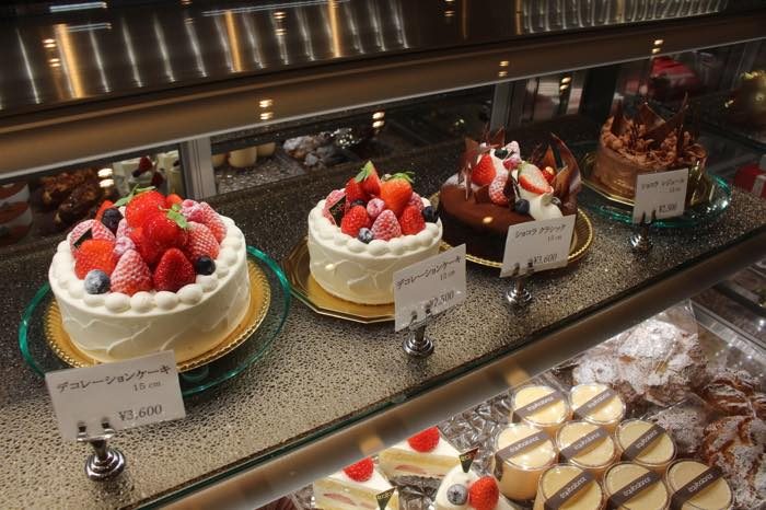 ANNIVERSARY 記念日のサービス◇デコレーションケーキ プライベートな空間で大切な記念日などのお祝いにホールケーキはいかがですか🍰💕？ご希望に応じてメッセージプレートをご用意いたします！ ≪種類≫ ○ガトー・フレーズ 苺のショートケーキ4号 3,630円 5号