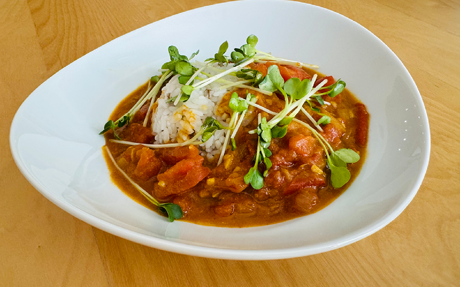 トマト缶で作る無水カレー 旨み凝縮！旨味がギュッと詰まったカレー♪macaroni マカロニ