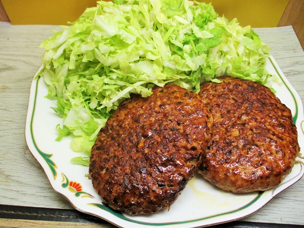 肉のハナマサお肉屋さんのハンバーグ300円ちょいでごはんにキャベツ荒め派ハンバーグドン中濃ソースケチャップかけたらとろけるチーズトッピングからのレンチン最後に目玉焼きドンペッパーパセリ振りかけとけばオシャレと思ってるひと
