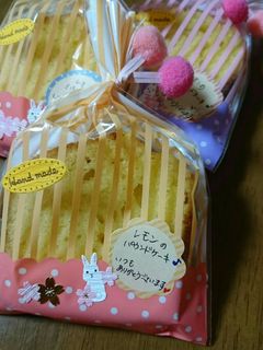 ˏˋ lemon cake ˎˊ˗ コロンとしたかわいい見た目で ちょっとした贈り物やお土産で 選ばれやすい人気のレモンケーキ🍋 レモン の果実とすりおろしたレモン皮が入り 爽やかなほどよい香り が感じられます バター・卵をふんだんに使用し 空気をできるだけ含まないように混ぜ