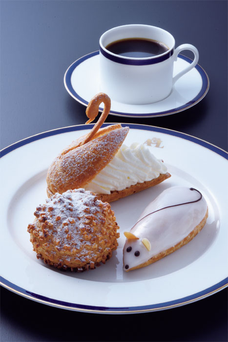 洋菓子のおすすめ「しろたえ」のチーズケーキとシュークリームを。かもめと街
