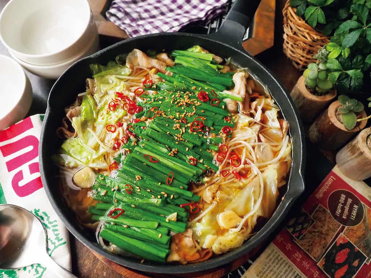 山本ゆり さんのもつ鍋風。忙しいときには最高！！！具はキャベツ、しいたけ、にんじんひらひら、ささがきごぼう、油揚げ、絹豆腐、豚バラに、にんにくとやっこネギ。 最後に中華麺も入れておいしかったー！今年初の鍋。やっぱり鍋は最高だあ❤️キャベツレシピ