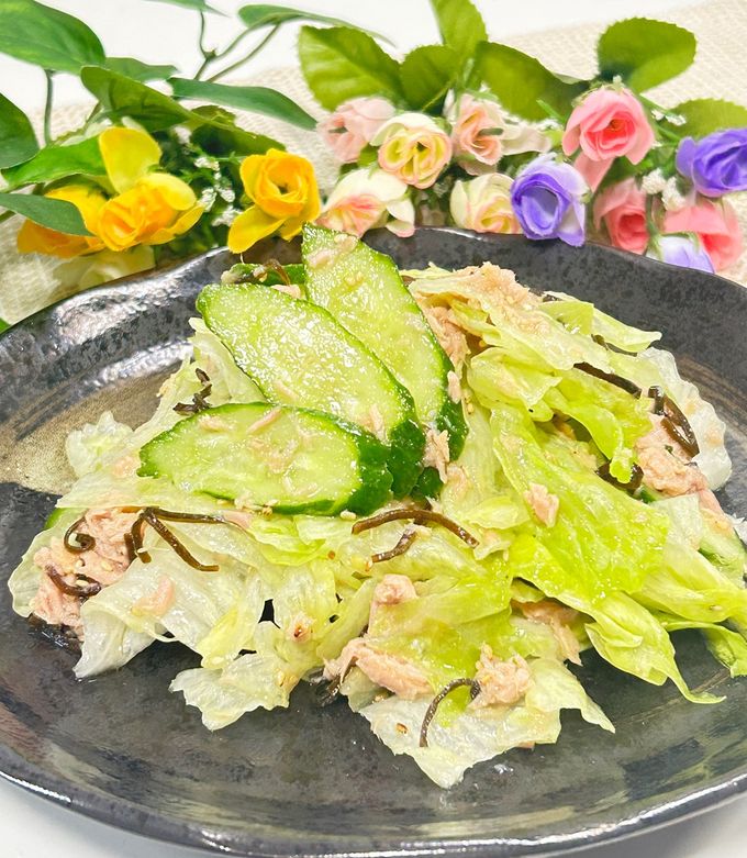 塩昆布とツナの無限レタスきゅゆりサラダ,材料 2～3人分, レタス1 2玉, きゅうり1本, 塩こんぶ大さじ2,ツナ缶 オイル漬け1缶, 白ごま大さじ1, ごま油大さじ1, すりおろし生姜小さじ1, レモン汁もしくは酢小さじ2,1️⃣ レタスは食べやすい大きさに手でちぎり、きゅうりは斜め薄切りにする。, 2️⃣