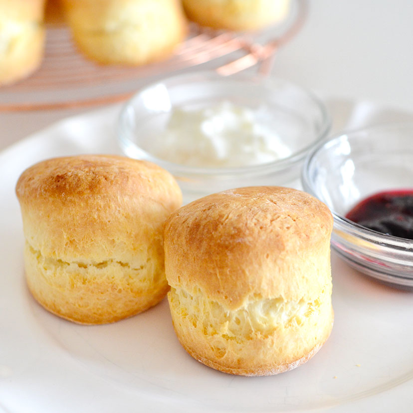 おにぎりみたいなスコーン焼きました🍙 おにぎりの形ってかわいいし 食べやすいですよね！！？ 最後の写真はランチBOXに詰めてみました🍙白餡が少し余ってたのでサンドして ここからもう少しアレンジしてみようかなーと思います🤏 遅くなりましたが 今年もよろしく