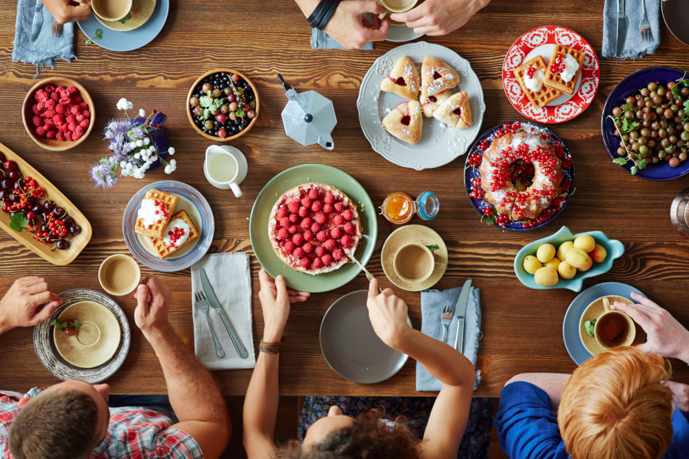 既製品をお皿に盛り付けたら 絶景すぎた🤣💕💕💕💕💕💕 ・ ・ ・ 無印の紅茶のブルドネージュ ラムホワイトチョコ苺アイスボックスクッキー ロータスクッキー ・ ・ ミスドの 辻利コラボのやつめっちゃうまだからまだ食べてない人絶対食べてほしい❣️ ほうじ茶と抹茶