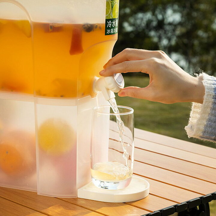 某ファミレスの、果汁100%オレンジジュースのドリンクバー。オレンジ色の液体がオレンジ果汁なら、この透明の液体は何なんだ？ - 読書メータ