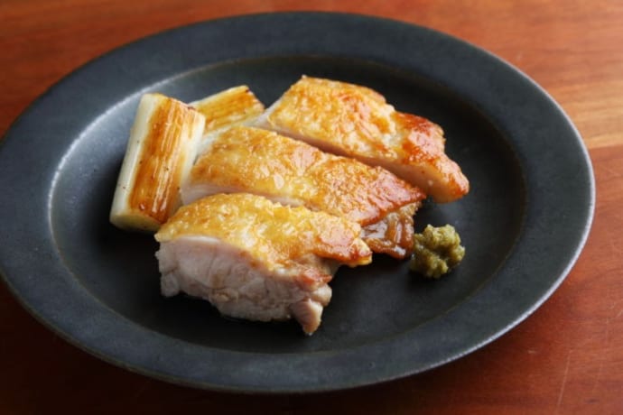 asahi.com 朝日新聞社 ：チキンソテー 重しで皮パリッパリ 肉をフライパンで上手に焼きたい - おかず練習帳 - 食と料理