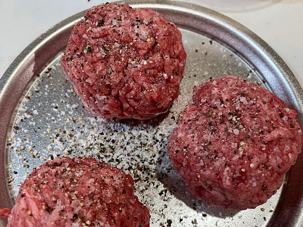 レシピ 旨味がすごい！バンズから作る『俺のハンバーガー』三つ星のまかないレシピ 第二話：あえてのハンバーグ感！そのままでも美味しい旨味のパティの作り方の巻 おかともひこコックさん👨‍🍳