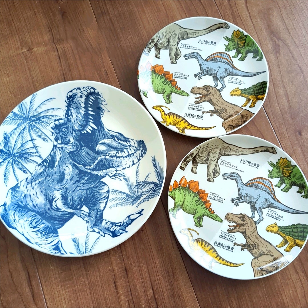 セリアで恐竜食器出たよ〜🦖🍽️と 教わって行ってきました❤️‍🔥 ◯プレートM 恐竜図鑑 ▶︎直径約15cm ◯プレートMS恐竜図鑑▶︎直径約13cm ◯湯呑 恐竜図鑑 ▶︎直径約6.5cm 高さ約9cm ＊押しのスピノのお皿嬉しい❤️ ＊アンキロやパラサウロロフスも珍しい