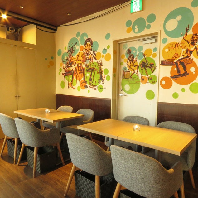 8月のブッラータメニュー「東京ブッラータと桃のコンポート、ミックスベリーのクーリとともに」香りと甘さが際立つ果物の宝石、軽やかなワインとバニラビーンズの香りをまとった桃のコンポートをフランスの伝統的なデザートのピーチメルバ風にアレンジしました