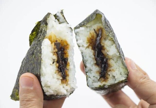 コンビニのおにぎり、、 多分『賞味』期限じゃなくて 『消費』期限だと思う賞味期限は過ぎても食せるけど 風味は劣りますよー 消費期限は過ぎたら食うなよカラダこわすよー って違いがある。ぽてぃろん