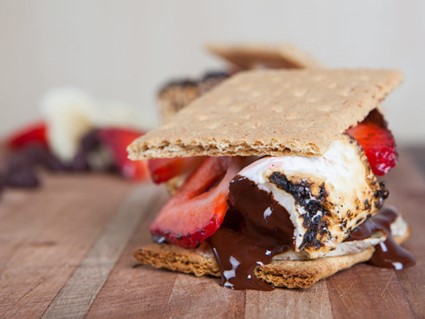 アメリカではアウトドアで定番のスイーツ「スモア」を5パターン作ってみた - メシ通ホットペッパーグルメ