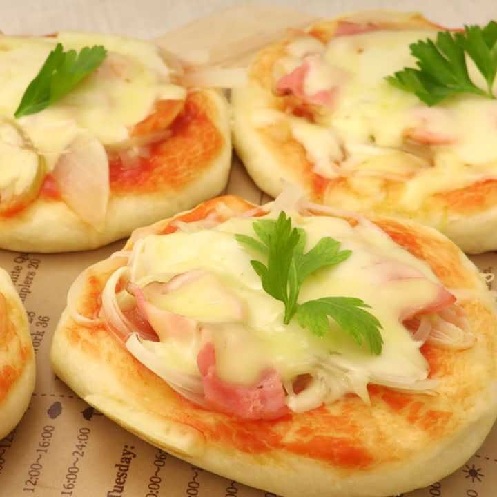 パンが焼けたよで全員集合！日々のパン吉永麻衣子です。, 簡単なパンレシピはこちらです。, @maiko_y, 毎日暑いですね☀️,子どもたちも元気いっぱい！, ご飯の準備がタイヘーン！, こんなピザはいかがですか？, 実はこれ、, ・フライパンで完結,・薄力粉でok パンを焼かない方のおうちにある小麦粉は多分薄力粉 , ・イースト不要 発酵とかありません , 楽ちんでーす。,