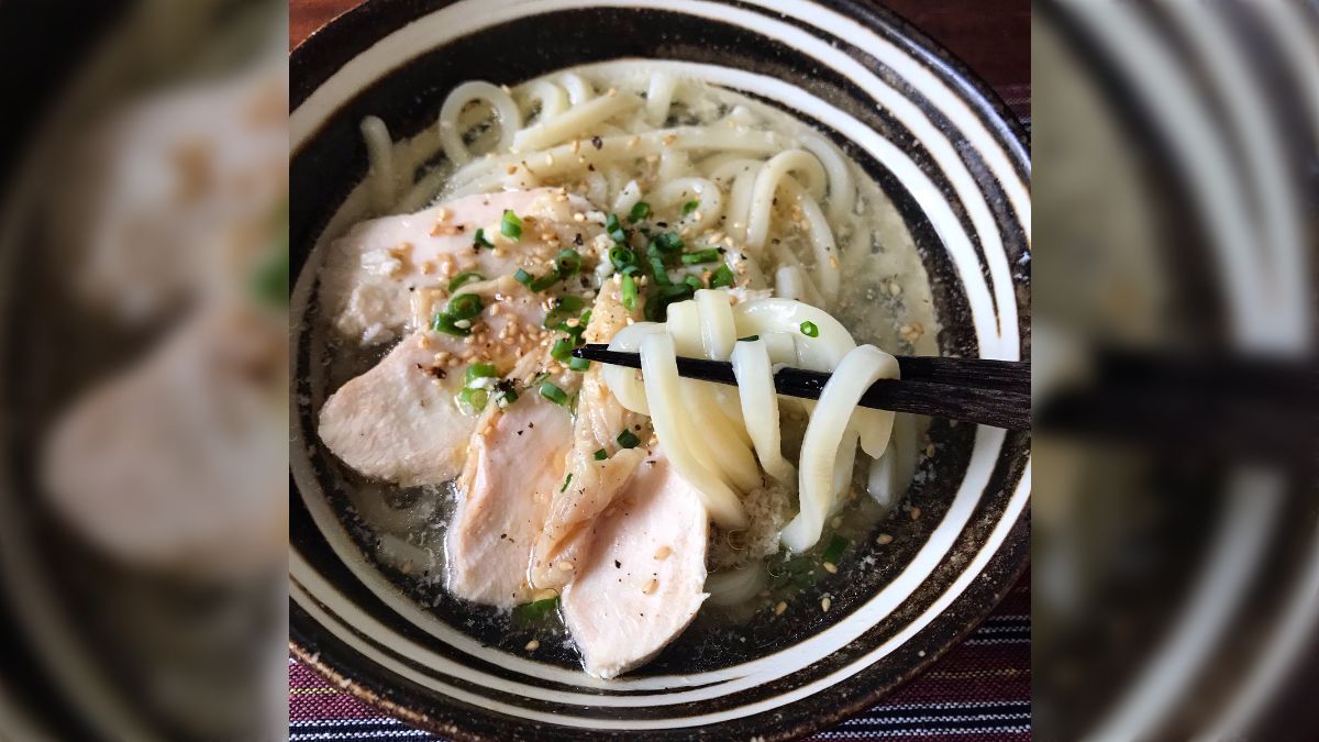 山本ゆりさんレシピ「冷凍ガチガチ胸肉がレンジで簡単に 鶏塩チャーシュー に」→残ったスープで作る絶品うどんもオススメ - Togetter