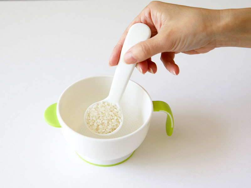 からだの調子をちょっと整えたい」ときに食べる、 えびだし粥 ①鍋にご飯、水、しょうがを入れ、 中火にかけ沸騰したら、弱火にし3分間煮る。②火を止め、「えびだし」を入れ、かき混ぜる。 ③②を器に盛り、三つ葉をのせる。 材料 2人分温かいご飯 200g水500ml