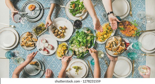 食卓で中華料理を取り分ける女性の手_俯瞰の写真素材199077375 毎月1点無料 フリー のストックフォト イメージマート