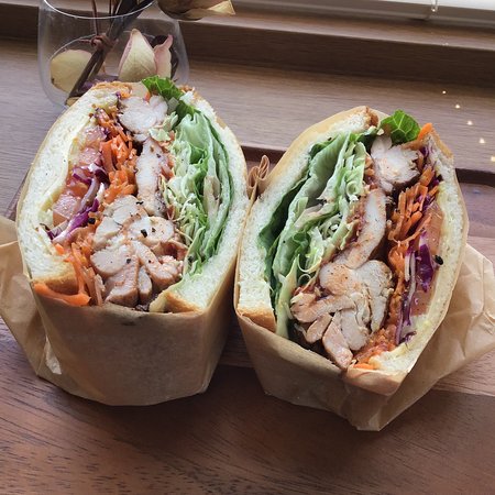 新商品のお知らせ📢, 『ジャークチキン〜ジャマイカ風スパイス〜』, ジャークチキンはジャマイカのソウルフード🇯🇲,キューバの南にある島国です🏝️, 「ジャーク」は「スパイスで味付けして調理する」という意味だそう🫚,辛くはないけど、食欲をそそるスパイシーな香りは, 暑い時期にもりもり食べて頂きたい味💪‼️,秘伝のジャークスパイスに漬け込んだクセになる味付けをこの夏ぜひ☀️, ▼店舗情報,