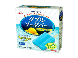 夏といえばやっぱりアイス！🍨⛱️その中でもとびきり暑い日にはさっぱりとしたソーダ味のアイスが食べたくなっちゃいますよね😁そんなときはダブルソーダバーがおすすめですよ！🔥鮮やかなソーダの色が涼し気で気持ちまで爽やかな気分にさせてくれます🌺 真ん中で割る