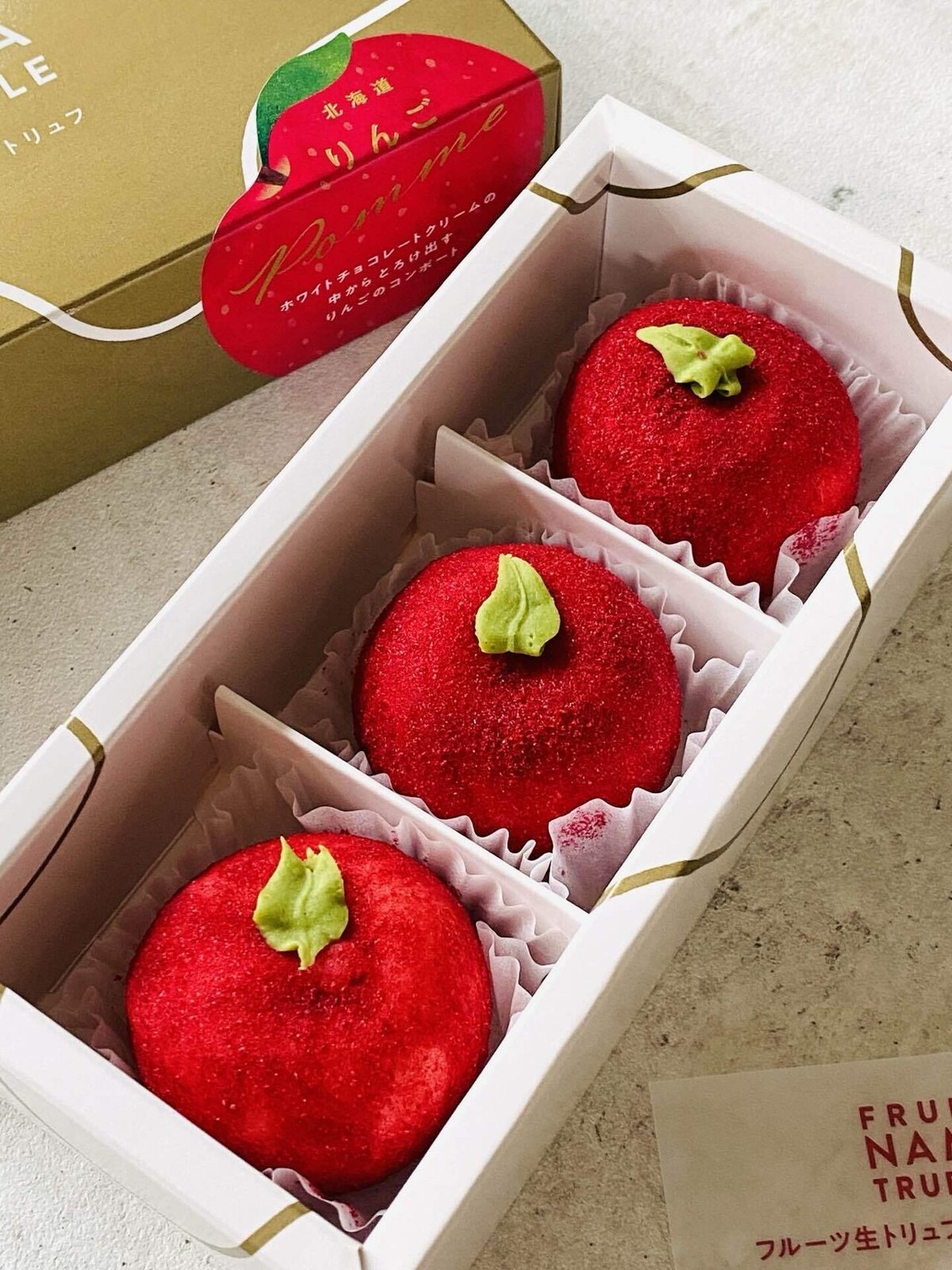 可憐な苺ピンクが可愛い大人気トリュフ「銀のぶどう 苺のトリュフ」