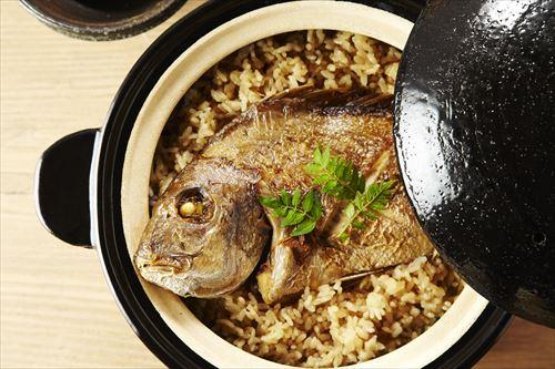 切り身でも本格的に！出汁のきいた「土鍋鯛めし」の作り方 - macaroni